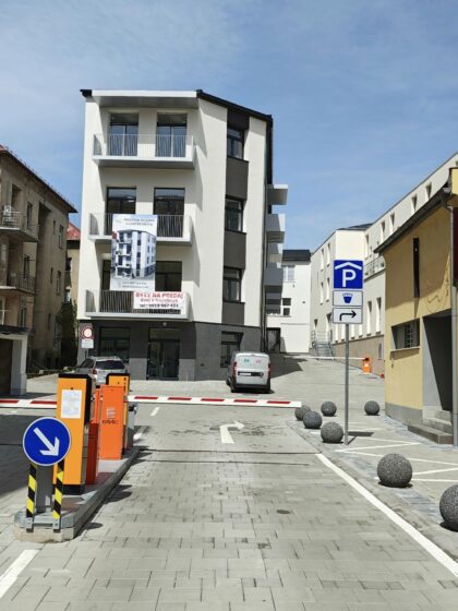 Vstup do areálu hotela Arcade s garážami