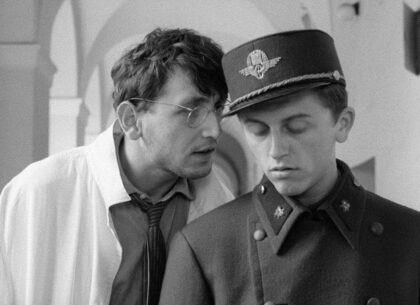 Václav Neckář s Jiřím Menzelom vo filme Ostro sledované vlaky
