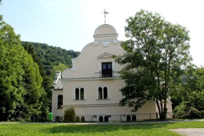 Tihányiovský kaštieľ