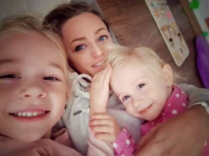 Maloleté deti Sabinka a Karolinka so slovenskou matkou Ingrid