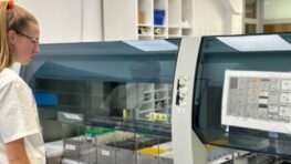 Prvá automatizovaná linka významne urýchli proces laboratórnej diagnostiky v Rooseveltke