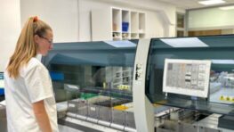 Prvá automatizovaná linka významne urýchli proces laboratórnej diagnostiky v Rooseveltke