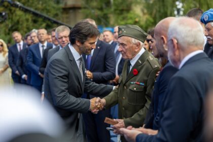 Robert Kaliňák pri povyšovaní vojnových veteránov