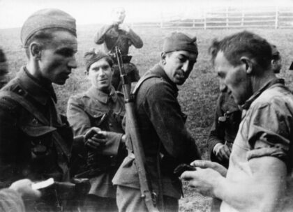 V strede bratia Lučo a Igor Nábělkovci, príslušníci Vysokoškolského strážneho oddielu
