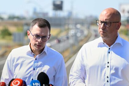 Zľava generálny riaditeľ NDS Filip Macháček a minister dopravy Jozef Ráž