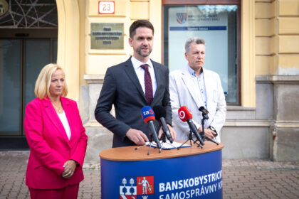 Zľava predsedníčka Komisie zdravotníctva Zastupiteľstva BBSK Andrea Baníková, predseda BBSK Ondrej Lunter a riaditeľ odboru zdravotníctva BBSK Martin Caudt