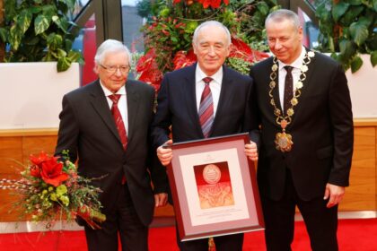 Cena mesta udelená zástupcom bystrických rozhlasákov - zľava Karol Demuth, Fedor Mikovič a primátor Ján Nosko