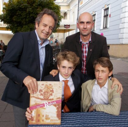 Zľava barón Anton Radvanský otec Ladislava (uprostred) a strýko Alexisa s Vladimírom Sklenkom v Banskej Bystrici 2017