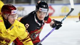 Bystrickí hokejisti predviedli v Trenčíne parádny obrat, piata výhra a 1. miesto + HLASY