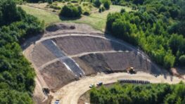 Stavba cesty na Pršiansku terasu vstupuje do novej fázy. Na budovaní násypu telesa komunikácie pracuje spoločnosť PEMAX PLUS