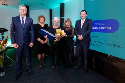 Anna Škojcová v strede