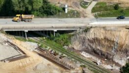 Pri výstavbe trojkilometrového úseku R1 z Banskej Bystrice do Ľupče narazila NDS na enormné množstvo problémov