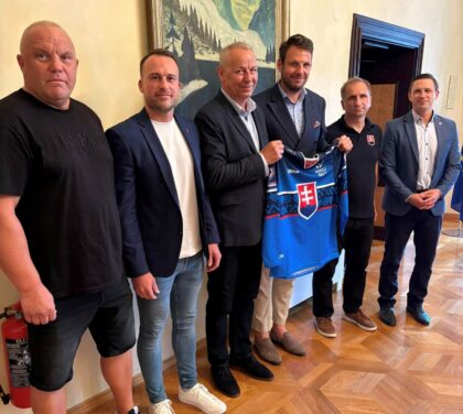 Predstavitelia mesta Banská Bystrica s hokejbalovými funkcionármi na Radnici