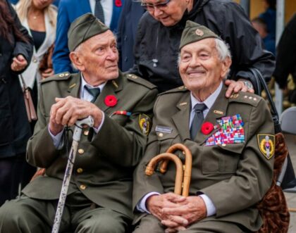 Dvaja priami účastníci SNP - zľava storočný Branislav Tvarožek a 97-ročný Vladimír Strmeň