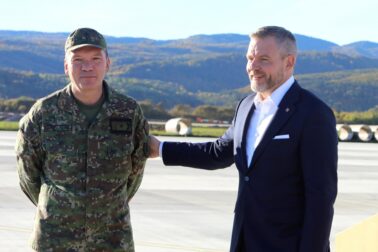 Zľava veliteľ Vzdušných síl SR Adolf Daubner a prezident Peter Pellegrini