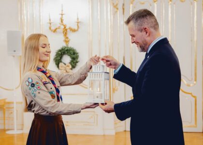 Prezident SR Peter Pellegrini pri preberaní Betlehemského svetla od slovenských skautov
