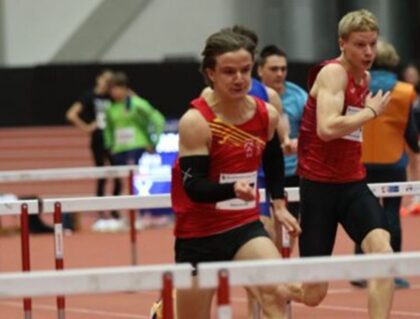 Timo Vozár počas rekordného behu pred klubovým kolegom Šimonom Kubaškom, ktorý skončil na 2. mieste