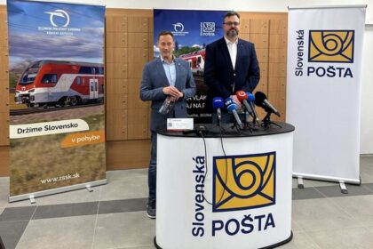 Zľava generálny riaditeľ Slovenskej pošty Vladislav Kupka a generálny riaditeľ ZSSK Peter Helexa