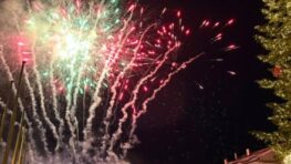 FOTO: Banská Bystrica privítala nový rok 2026 v skvelej atmosfére s pyromuzikálnym ohňostrojom