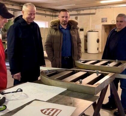 Ján Nosko a Jakub Gajdošík vo výrobnej hale pri erboch mesta