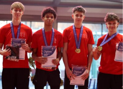 Rekordná zostava juniorov AK ŠK UMB Banská Bystrica v štafete 4x200 m - zľava Fojtík, Hirka, Havaš, Vozár