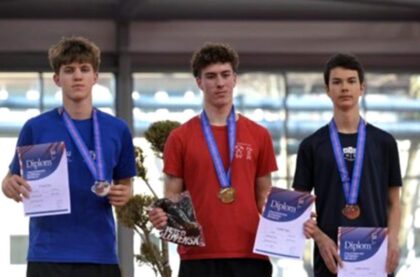 Tomáš Tkáč (v strede), nový majster SR a rekordér v sedemboji starších žiakov
