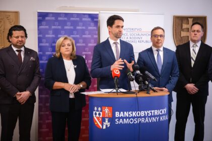 Božena Kováčová druhá zľava