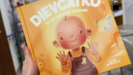 Dievčatko za sklenenými dverami pomôže deťom na onkológii pochopiť liečbu
