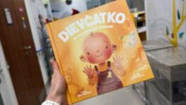 Dievčatko za sklenenými dverami pomôže deťom na onkológii pochopiť liečbu