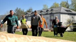 FOTO: Mesto, škola a obyvatelia spojili sily – zabudnuté ihrisko na Lazovnej sa opäť vracia deťom