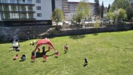FOTO: Mesto, škola a obyvatelia spojili sily – zabudnuté ihrisko na Lazovnej sa opäť vracia deťom