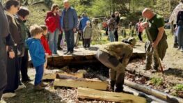 FOTO: Sobotňajšie plavenie dreva vo vodnom žľabe Rakytovo prilákalo množstvo návštevníkov