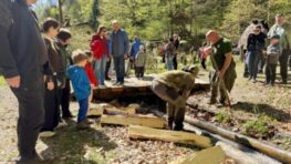 FOTO: Sobotňajšie plavenie dreva vo vodnom žľabe Rakytovo prilákalo množstvo návštevníkov