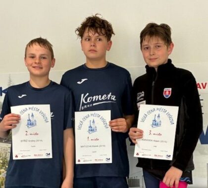 Adam Karásek prvý sprava - bronzový na 100 m polohové preteky