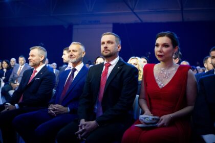 Zľava prezident Peter Pellegrini, predseda NR SR Richard Raši a minister zdravotníctva Kamil Šaško 