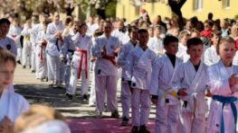 FOTO: Jilemnického ulica v ružovom – Hanami Karate Day spojilo krásu sakúr so silou bojových umení
