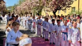 FOTO: Jilemnického ulica v ružovom – Hanami Karate Day spojilo krásu sakúr so silou bojových umení