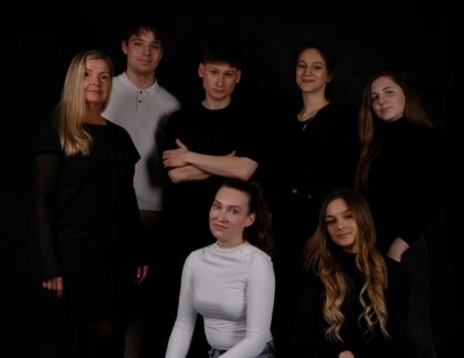 Elena Farkašová (prvá zľava) so študentmi Katedry dizajnu, nábytku a interiéru TU vo Zvolene