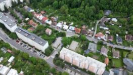 V Radvani preinvestovalo mesto takmer pol milióna eur: Poľná ulica získala desiatky legálnych parkovacích miest a bezpečné chodníky