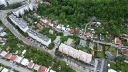 V Radvani preinvestovalo mesto takmer pol milióna eur: Poľná ulica získala desiatky legálnych parkovacích miest a bezpečné chodníky