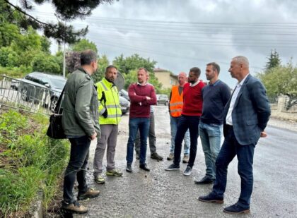 Poslanci MsZ zľava od stredu Jakub Gajdošík (viceprimátor), Patrik Trnka, Roman Miškár a primátor Ján Nosko
