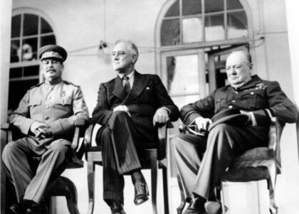 Zľava Josif Vissarionovič Stalin, Franklin Delano Roosevelt a Winston Churchill