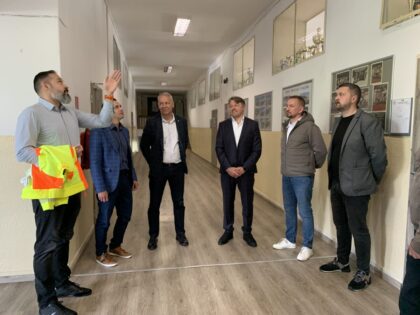 Zľava Daniel Bukov s predstaviteľmi mesta Banská Bystrica a ZŠ Golianova