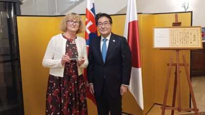 Dana Hashimotová a japonský veľvyslanec Yasuhiro Kawakami