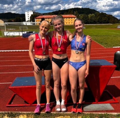 Tri najlepšie najmladšie žiačky v päťboji boji na majstrovstvách SsAZ - zľava Júlia Kubinyiová 3. miesto, Tatiana Tkáčová 1. miesto (obe AK ŠK UMB Banská Bystrica), Natália Radochová 2. miesto (MŠK Žiar nad Hronom)