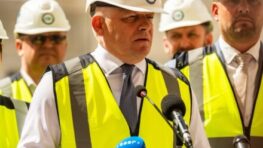 FOTO: Premiér Robert Fico s ministrom zdravotníctva Kamilom Šaškom v Banskej Bystrici pred dokončením hrubej stavby novej nemocnice