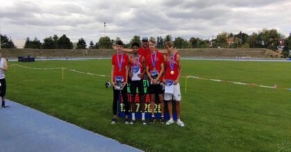 Štafeta juniorov na 4x400 m (zľava Havaš-Hirka-Fojtík-Kudrík, vzadu tréner Škvarka)
