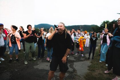 Heľenine oči medzi divákmi