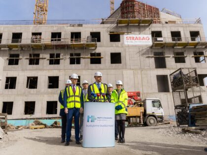 Ministerská kontrola na stavbe nemocnice