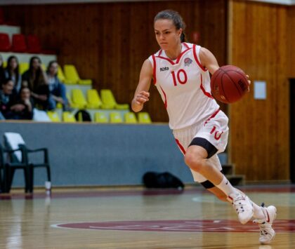 Basketbalistka Natália Jelenčíková v drese ŠKP 08 Banská Bystrica